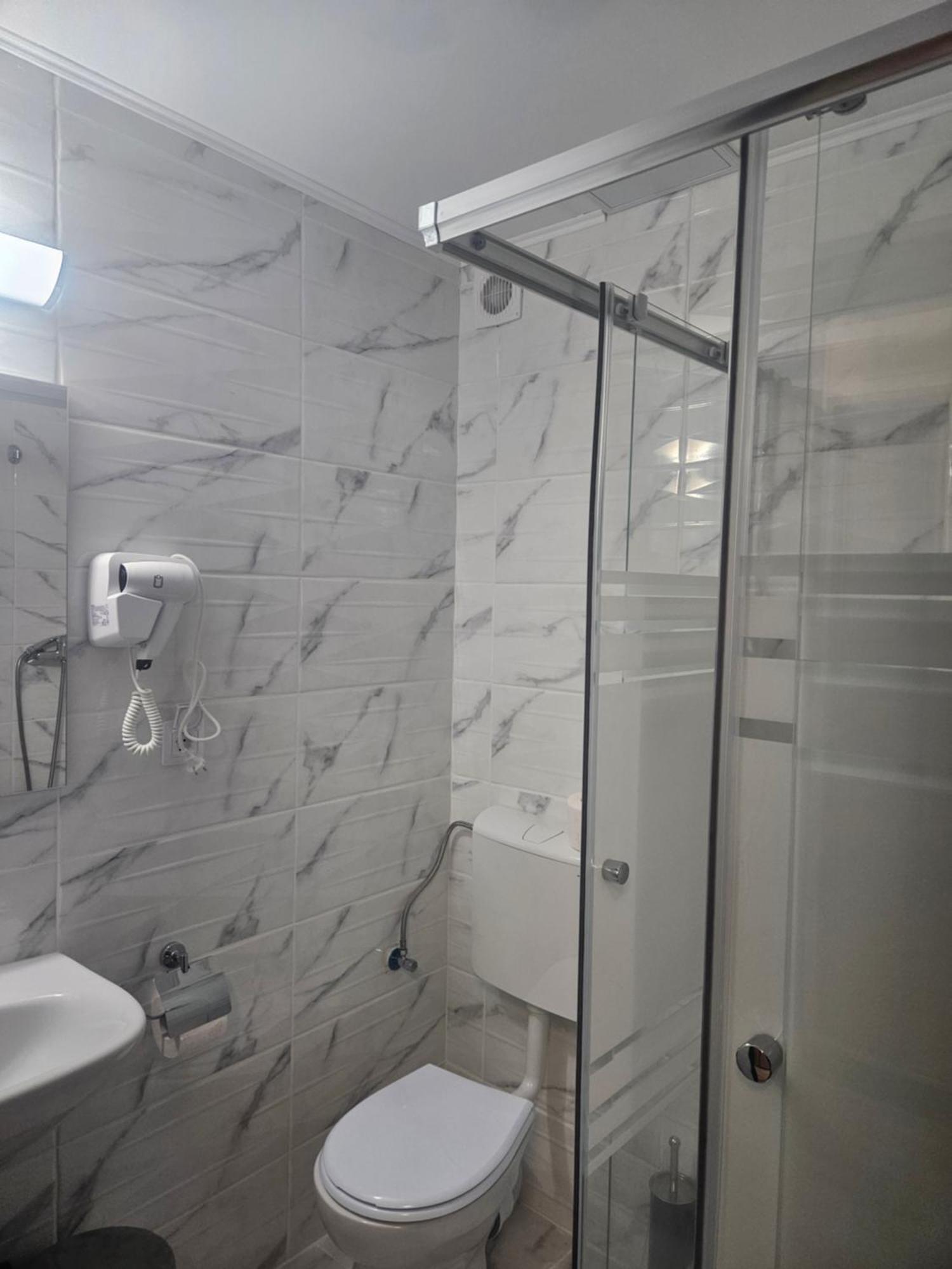 Hotel Marina 2 布加勒斯特 外观 照片